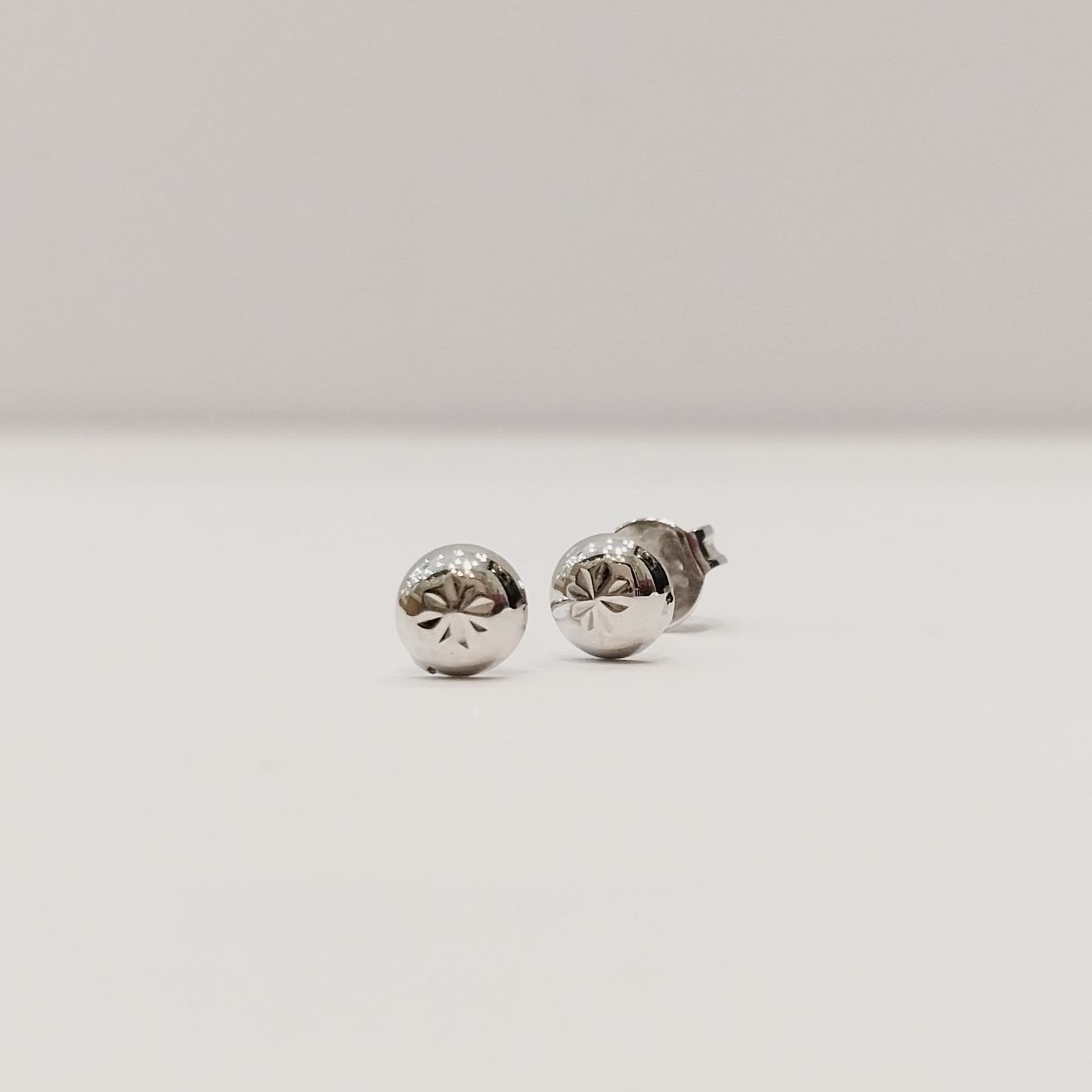 Simple circle, white 18k earring