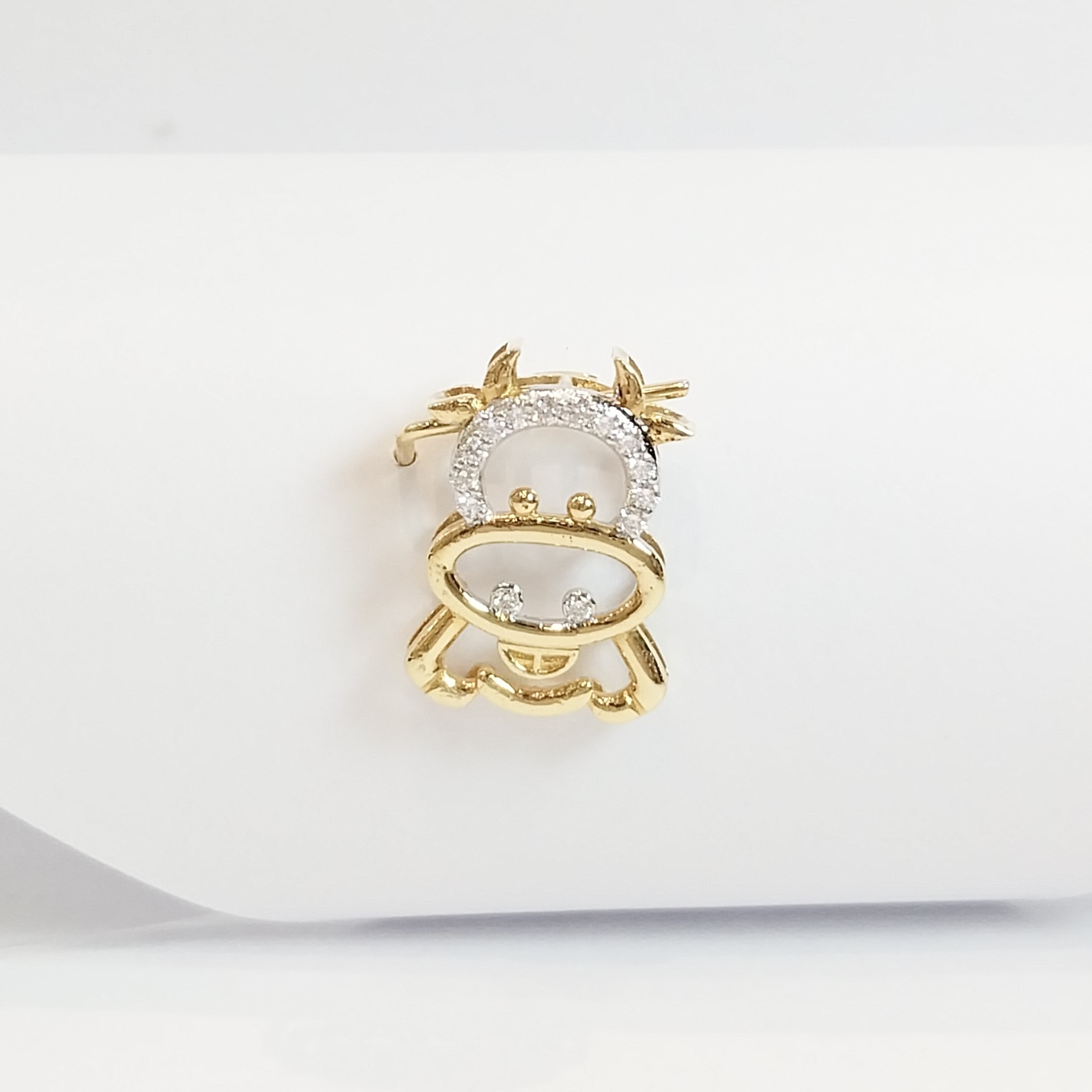 Milky Cow, Diamond pendent