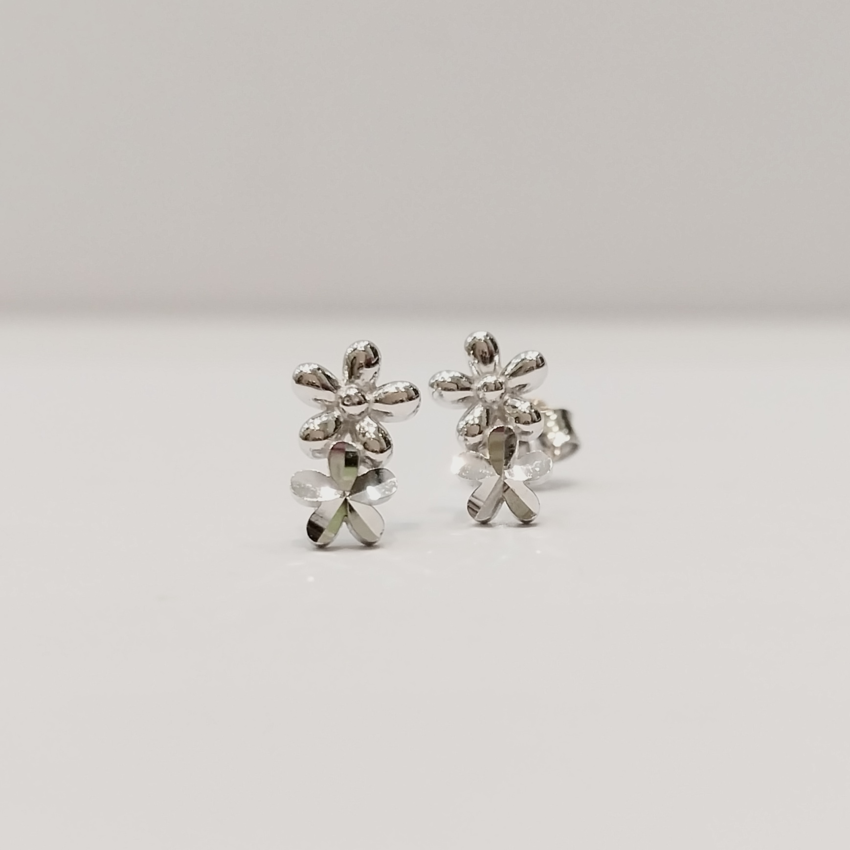 Two flowers, white 18k