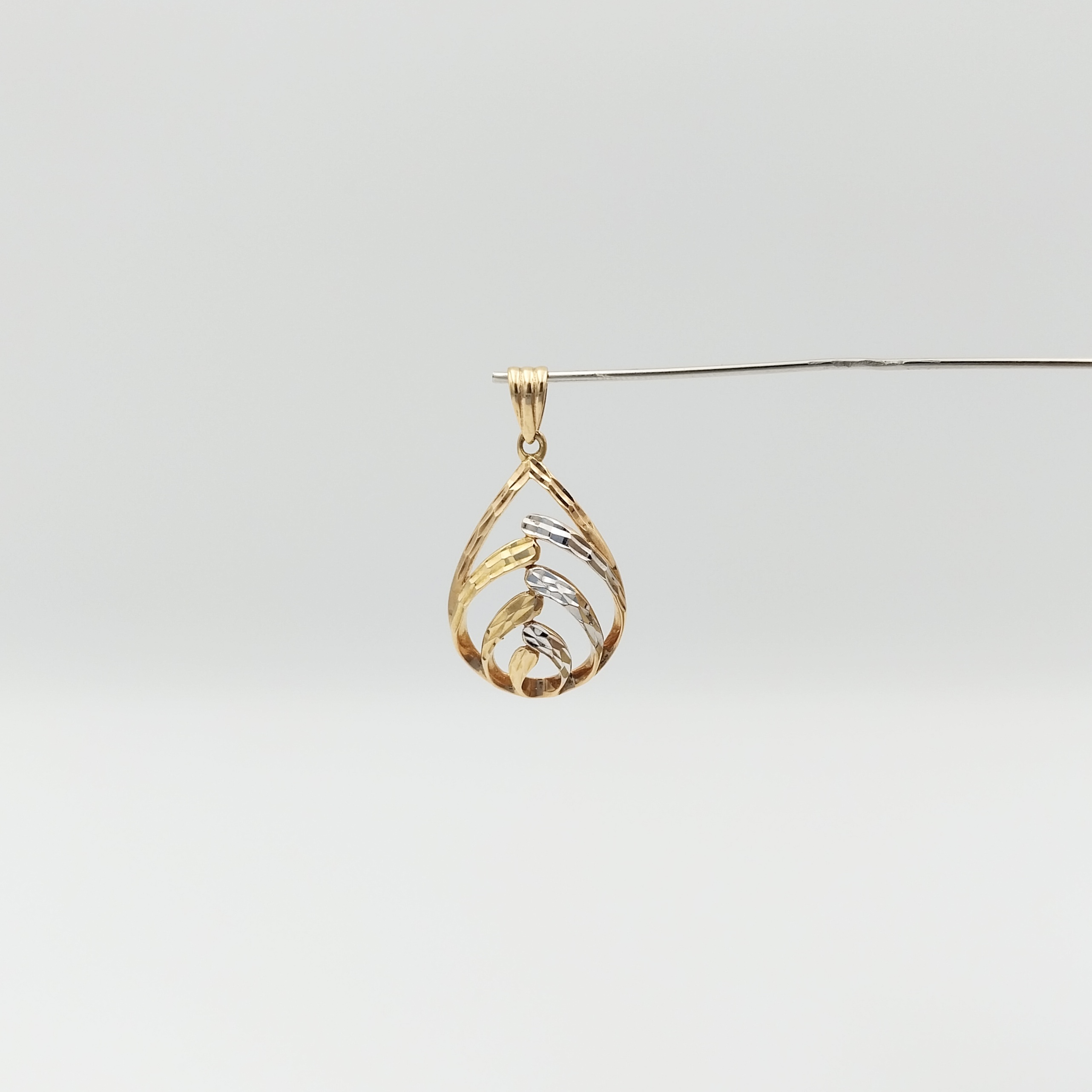 Leaf design 18k pendent