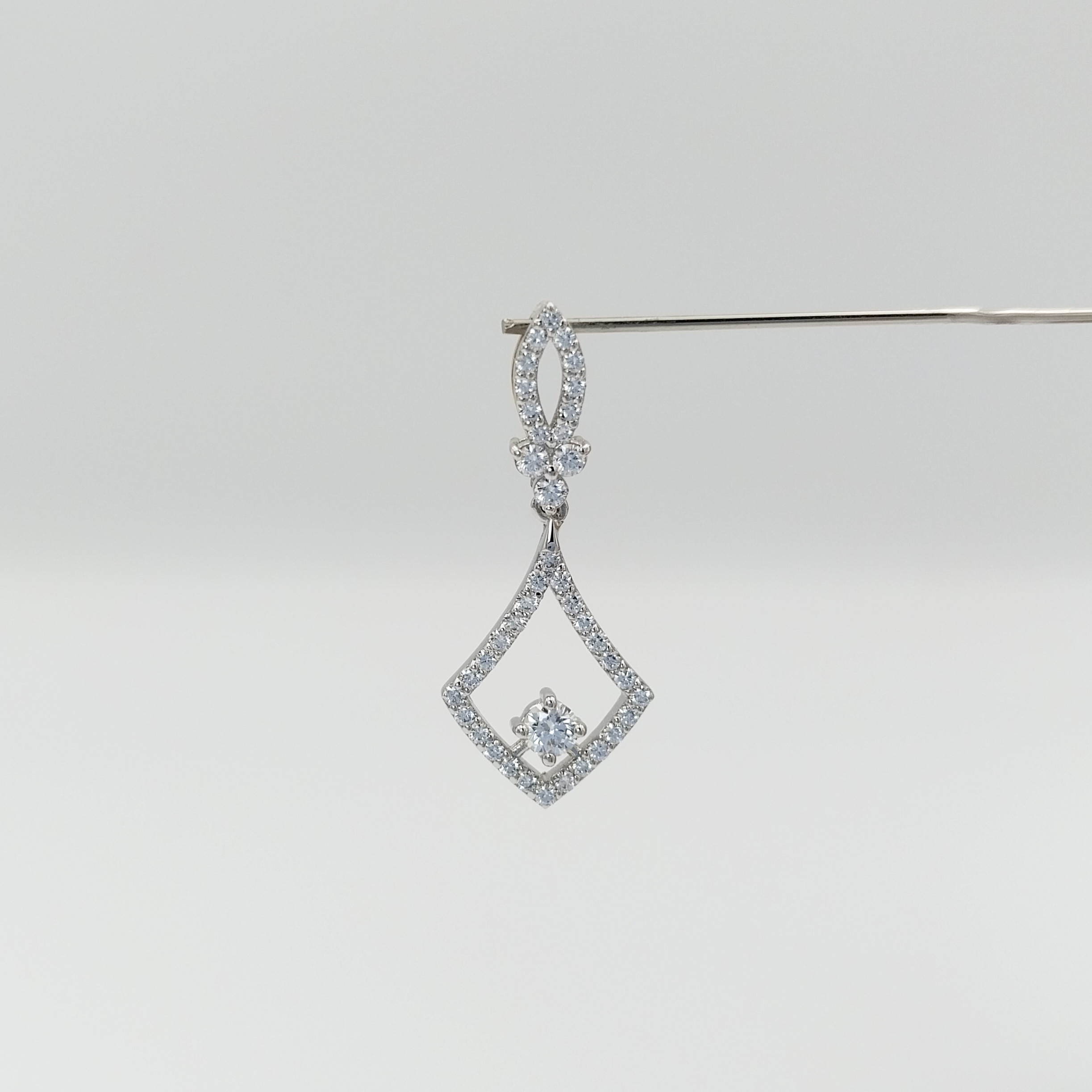Very Glamour, diamond pendent