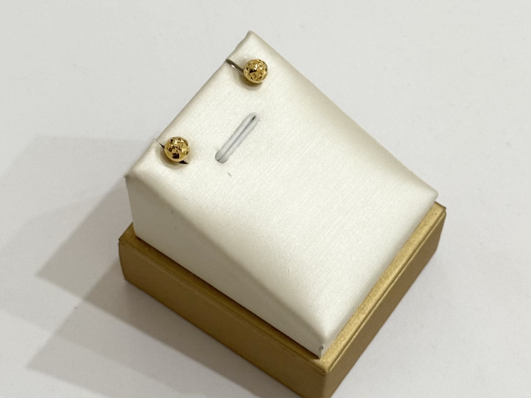 Simple circle, white 18k earring